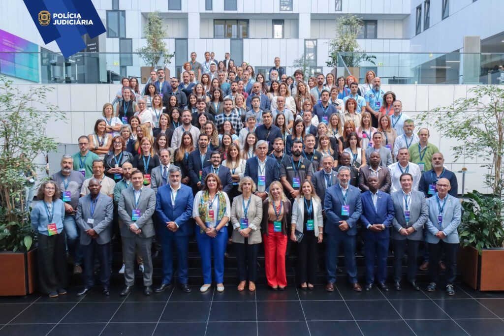 large group of people posing fron a group foto