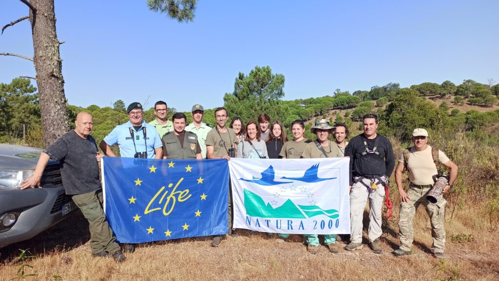 Group pictures at Herdade do Monte da Ribeira (Vidigueira/Portel colony) (left) and Herdade da Contenda (right). 