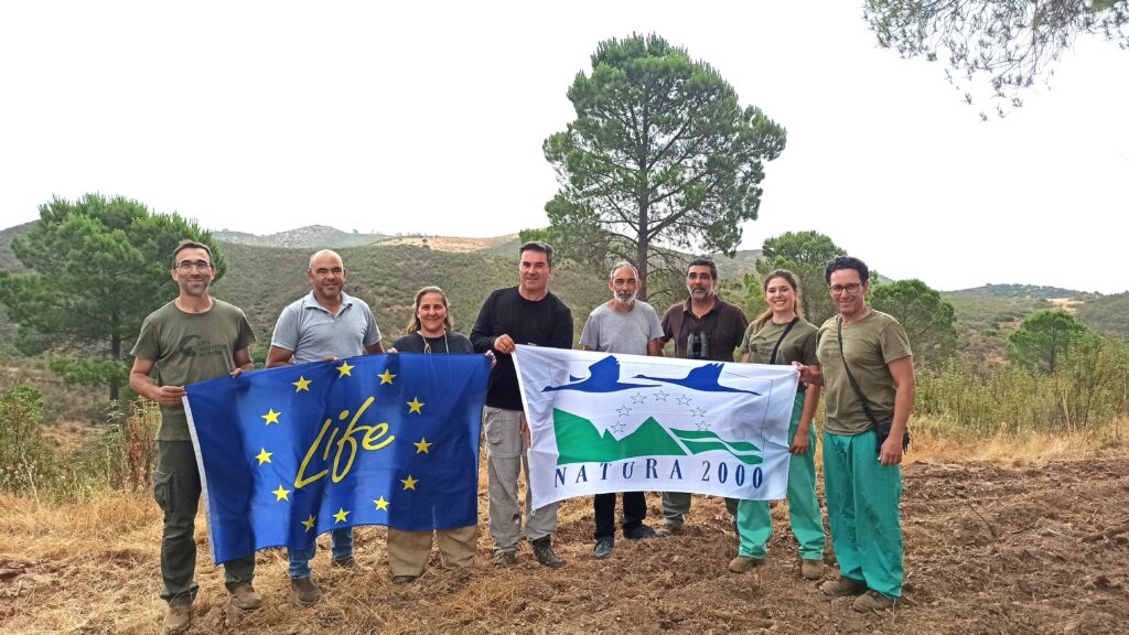 Group pictures at Herdade do Monte da Ribeira (Vidigueira/Portel colony) (left) and Herdade da Contenda (right). 